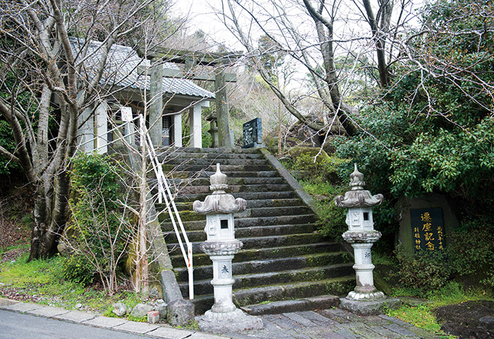 平成の噴火によって遷座された折橋神社。自然災害によって「水の聖地」が移動した例