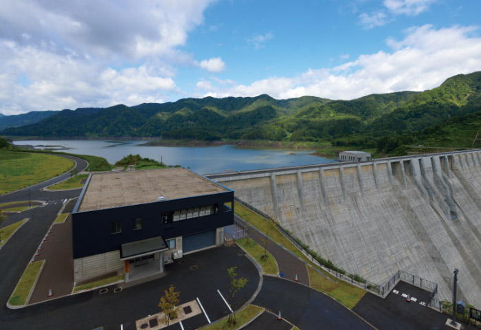 
目屋ダムの下流60m付近に建設された津軽ダム