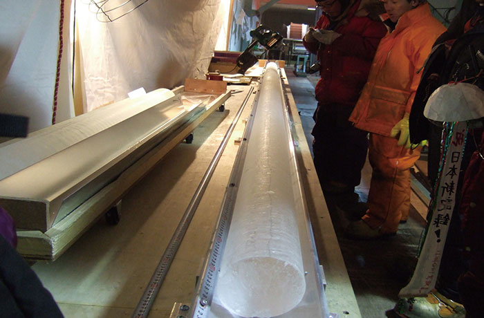 南極のドームふじ基地で掘削された長さ3.5mのアイスコア