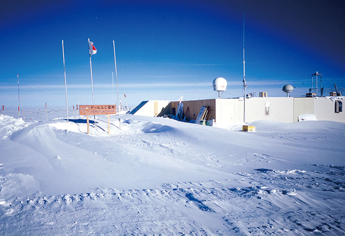 ドームふじ基地：主要部は雪面下にある