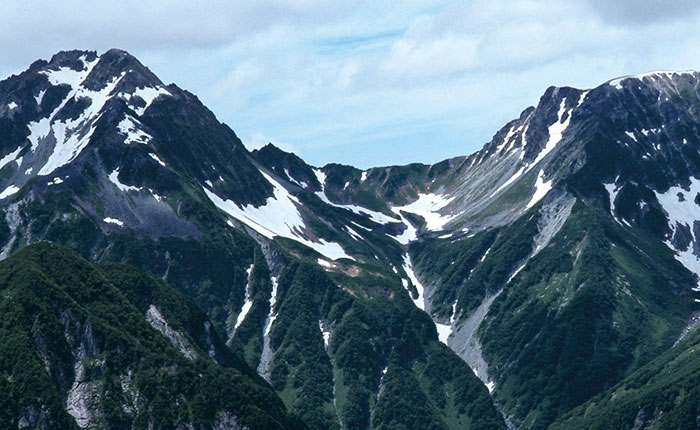 北穂高岳（左/3106m）と南岳（右/3033m）の間にある「大キレット」（大切戸）。氷河がつくった圏谷（カール）だ