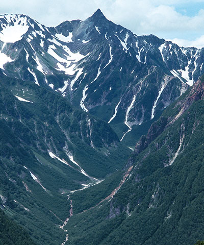Ｕ字谷やモレーンなど氷河の痕跡を留める北アルプスの槍沢（やりさわ）。写真上部の尖った頂が槍ヶ岳（3180m）