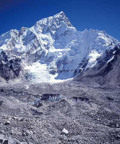 ネパールの「クンブ氷河」とエベレストの西南に連なる山「ヌプツェ」（7864m）