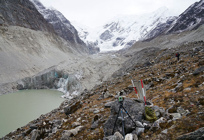 氷河から流れる水がそのまま溜まって湖となっているネパール最大の氷河湖「ツォ・ロルパ」と接するトラカルディン氷河の末端