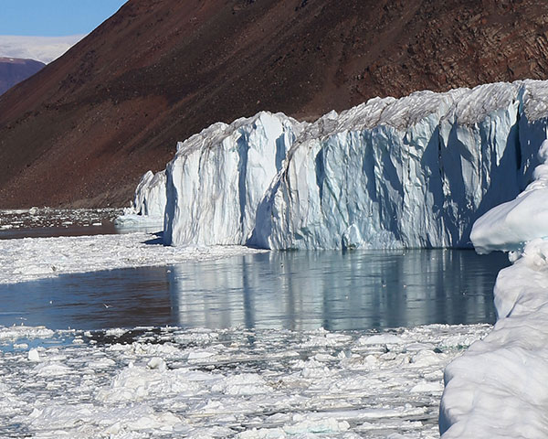 淡水が浮き上がってくる氷河の末端