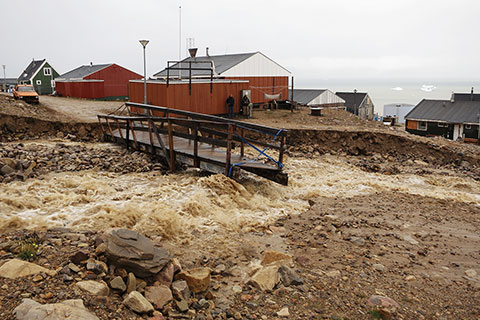 豪雨による洪水で流されたカナックの橋