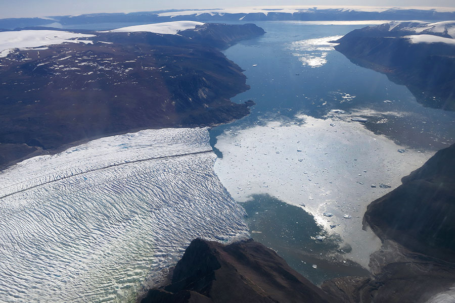 グリーンランドの「ボードイン氷河」。末端が海や湖に流れ込み氷山を生み出すカービング氷河