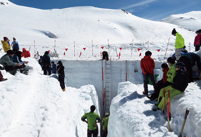 2018年4月に室堂平（標高2450m）で富山大学理学部の学生らが取り組んだ「積雪断面調査（積雪深：658cm）」。自然に積もった雪の深さや雪を水に換算した量、雪質、黄砂、大気汚染物質など地球環境を調査