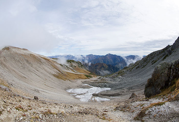 稜線から見た内蔵助氷河。かつての氷河が削った丸くて巨大な谷の底にある