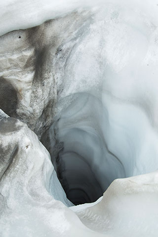 水が流れ込んで氷に穴を開けた「ムーラン」。内蔵助氷河にはこうした穴が数カ所ある