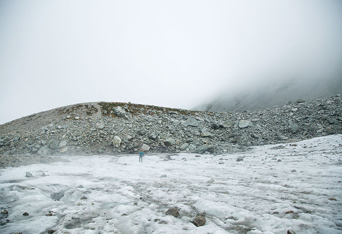 内蔵助氷河の下方にあるモレーン。人の影と見比べるとその大きさがわかる