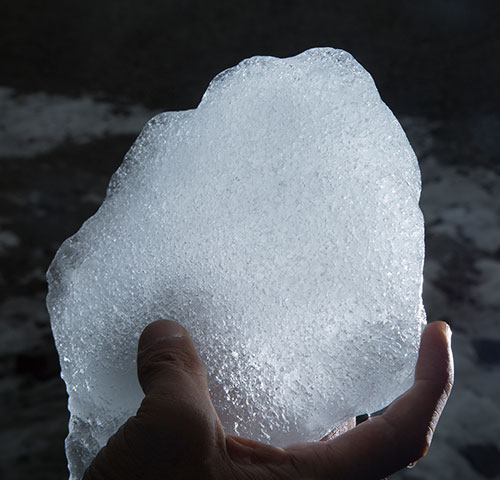 昔の空気が気泡となって閉じ込められている氷河の氷