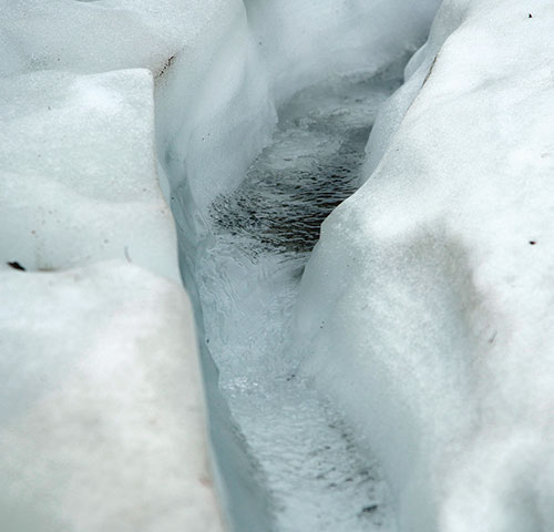 氷河から流れ出る清冽な水