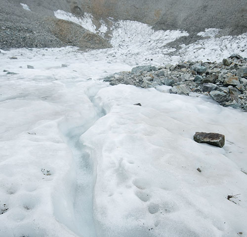 氷河から流れ出る清冽な水