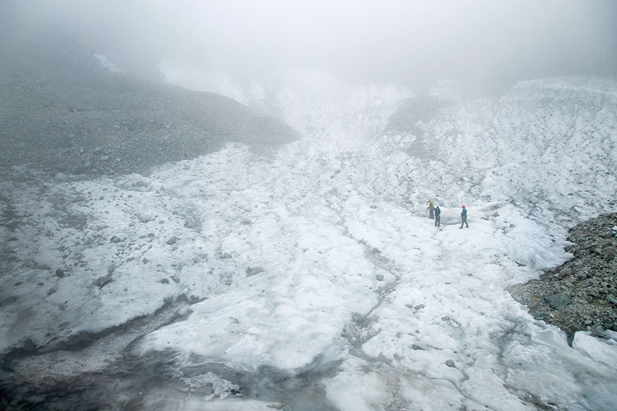 2018年1月に氷河と認定された内蔵助氷河。表面を覆う雪はなく、ほぼ氷体のみの状態