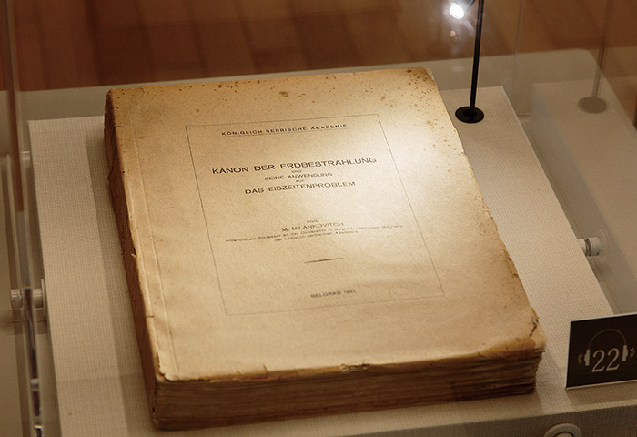 ミルーティン・ミランコビッチが自身の理論についてまとめた書籍。第二次大戦中に出版された。中川さんが偶然見つけてセルビアの古書店から買い取った希少本。館内に展示されている