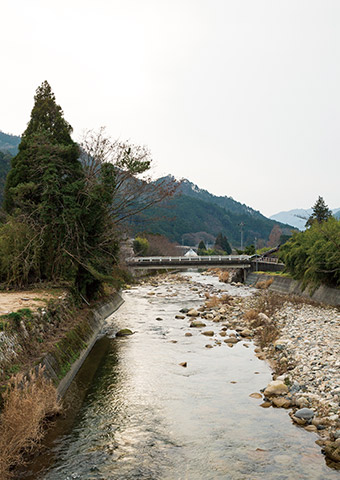 津山市の知和集落を流れる加茂川
