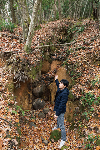 大芦池から水を配る用水路。このように険しい場所では若者の力も必要