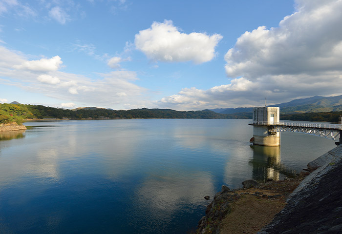 日本最大級の溜池「満濃池」。洪水や地震で何度も崩れたが、そのたびに先人たちが修復してきた