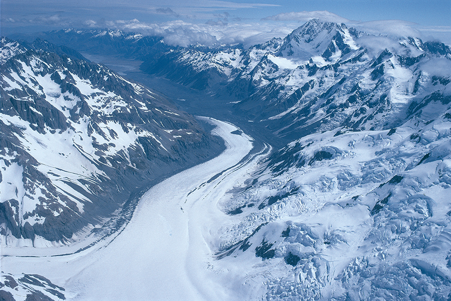 ニュージーランド「タスマン氷河」の空撮。氷河が削ってできた谷はU字のカーブを描く。右の山はクック山
（撮影：岩田修二さん）