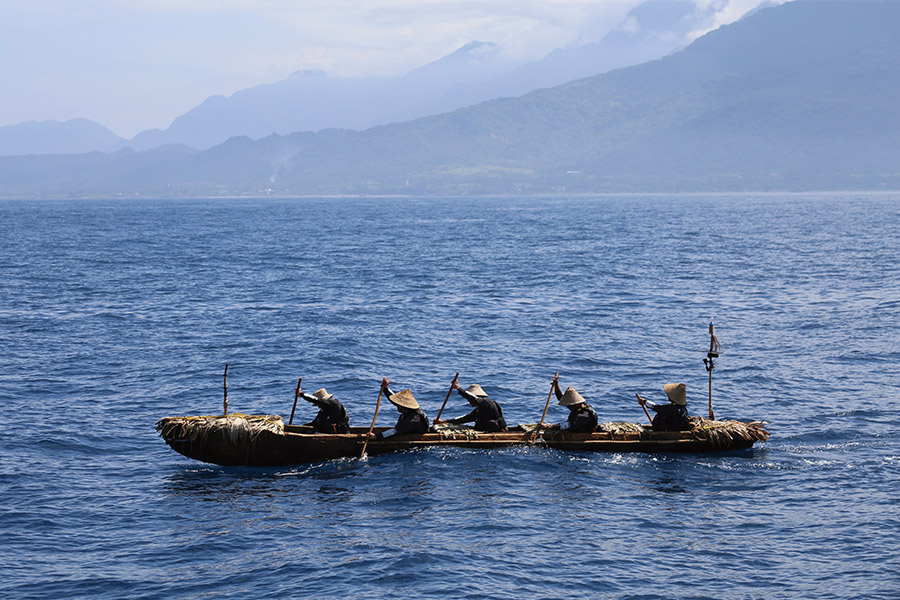 台湾を出航して与那国島を目指す丸木舟　撮影：海部陽介（2019年7月7日）