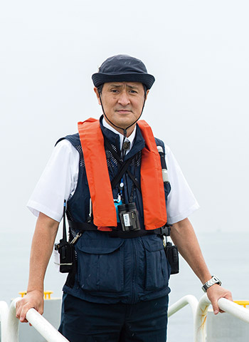 船員として世界中を船で巡った久葉さん。今は水先人として大型船の着岸などをサポートする