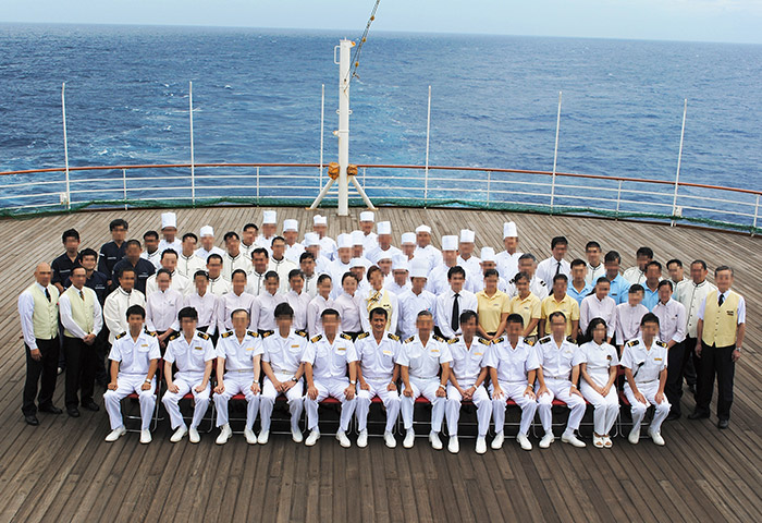 久葉さんが船長を務めていたときの集合写真。久葉さんは最前列の左から6人目（提供：久葉誠司さん）
