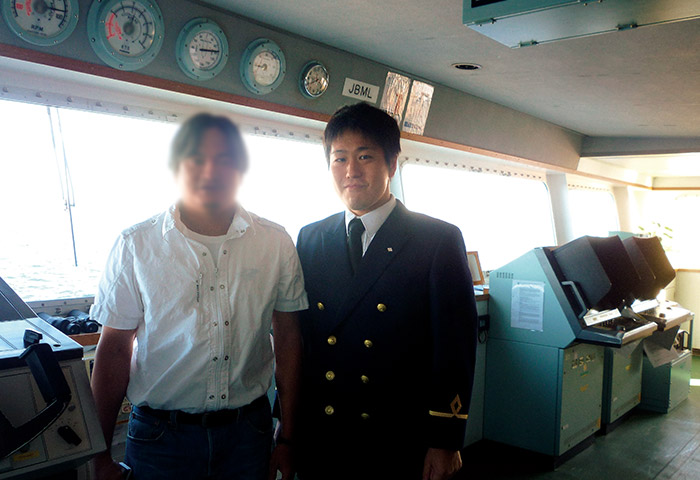 フィリピン人の船員と並ぶ航海中の安藤さん。文化や風習の違いを認識しつつ、一等航海士として分け隔てなくコミュニケーションをとっているという（提供：日本郵船株式会社）