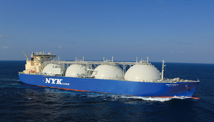従来の重油に比べて環境性能に優れる液化天然ガス（LNG）を運ぶLNG船（提供：日本郵船株式会社）