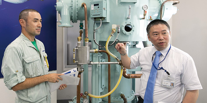 最新型を解説する東京機器営業室長の木村幸夫さん（右）と舶用技術室課長の清水康次さん（左）