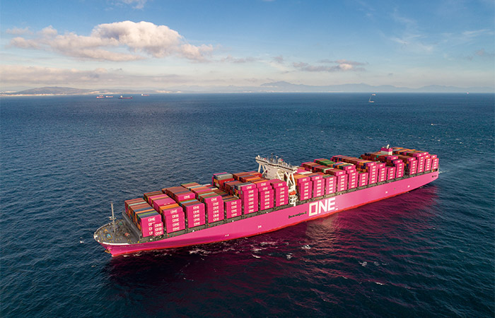 現代の暮らしを支える大型コンテナ船。日本の貿易量の99.6％は海上輸送が担っている （提供：日本郵船株式会社）