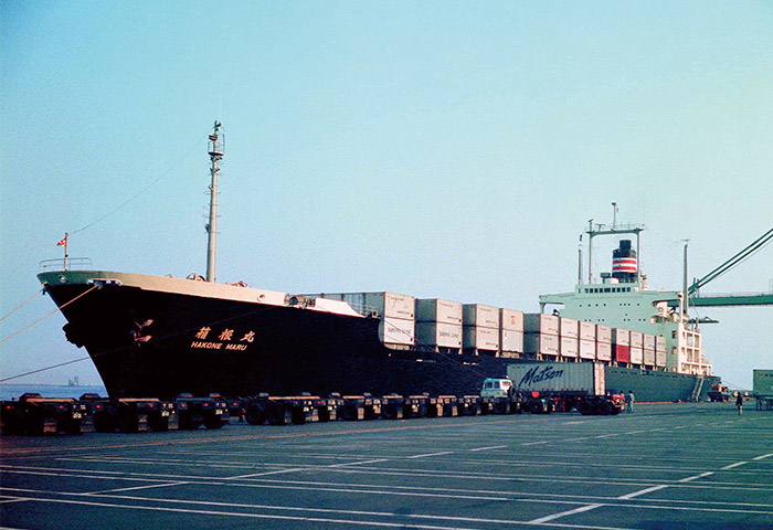 日本初のコンテナ船「箱根丸」。1968年（昭和43）8月、三菱重工業神戸造船所で竣工し、カリフォルニア航路に就航（提供：日本郵船株式会社）