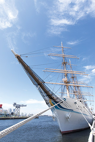 横浜港に停泊中の練習船「海王丸」。1989年（平成元）9月竣工