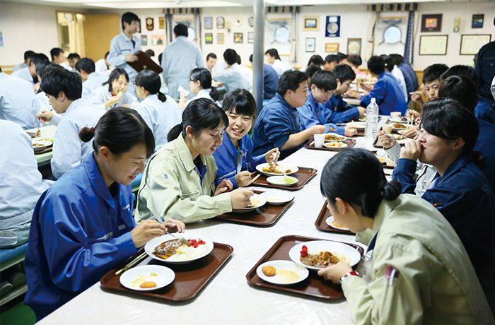 食事 食事の用意は専門の職員が行なうが、食事後の片づけや掃除は実習生の仕事