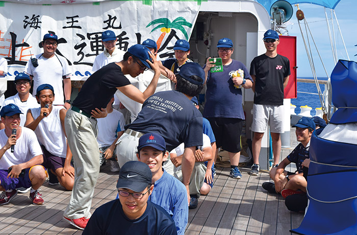 イベント 運動会や成人式、遠洋航海中の日付変更線通過など、特別な日にはイベントが行なわれる