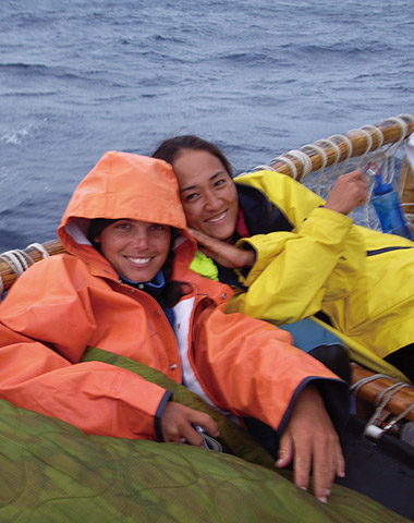 ハワイから日本に向かう航海中にくつろいだ表情を見せる内野加奈子さんと女性クルー　©Kanako Uchino