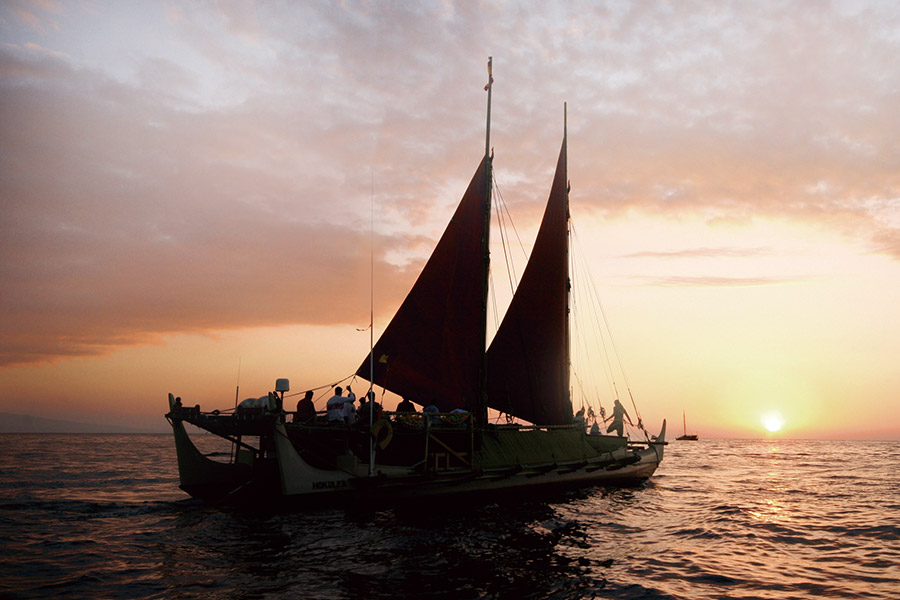 ハワイの伝統カヌー「ホクレア」。帆に風を受けて進む ©Kanako Uchino