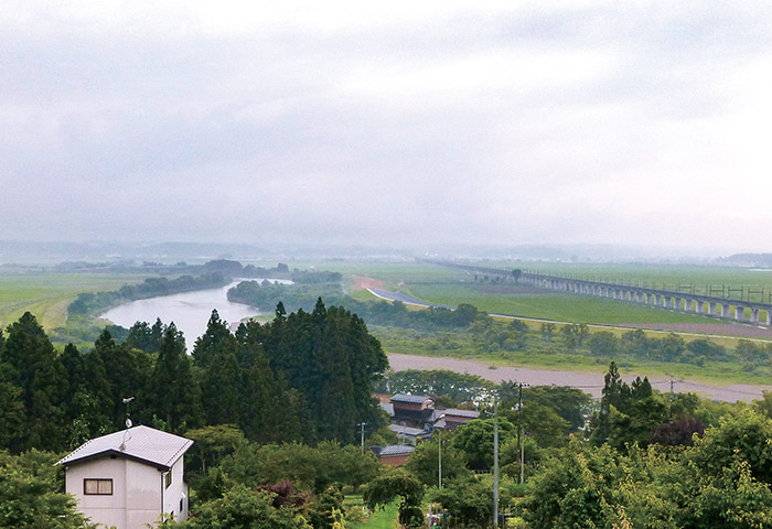 岩手県の中央をほぼ北から南に流れる「北上川」。東北最大の河川として知られる。幹川流路延長249km、流域面積1万150km2（提供：知花武佳さん）