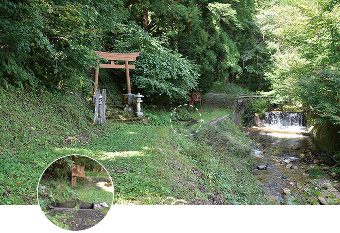 福島県南会津町水引（みずひき）集落の湧き水「水引の清水」とそれを祀る「山神社」。この水に惹かれた猟師3人が文安年間（1444-1449）に移り住んだのが集落の端緒とされる