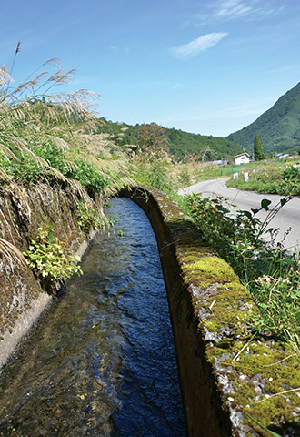 日当たりがよい山の中腹にある水引集落。山の水を水路で引き込んでいる