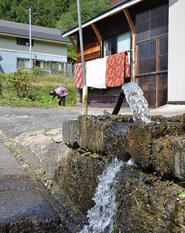 水引集落の山に近い家々では、今も庭先に引き込んだ山の水で洗い物をする。大雨が降った後は近所の人たちと水路の泥をさらいに行くという