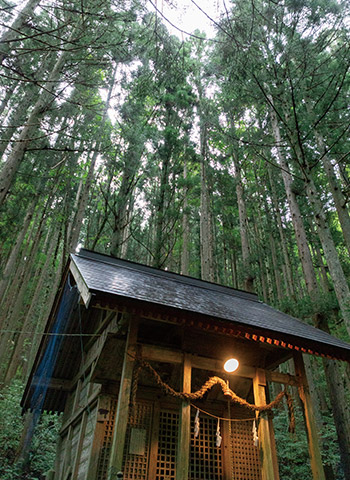 善鬼（ぜんき）大明神（御善鬼様）をご神体とする「青鬼神社」。創建は806年（大同元）と伝わる