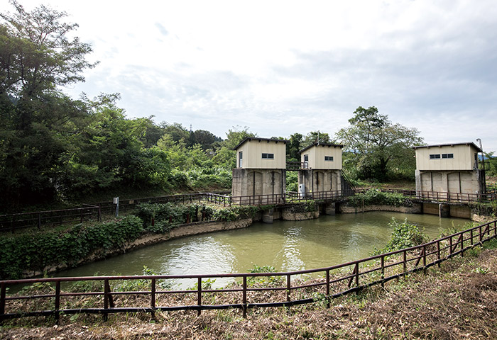 板倉取水堰堤の直下にある調整池。左が関川に水を送る余水吐き。中央が上江用水路へ、右が中江用水路へ水を送るゲート