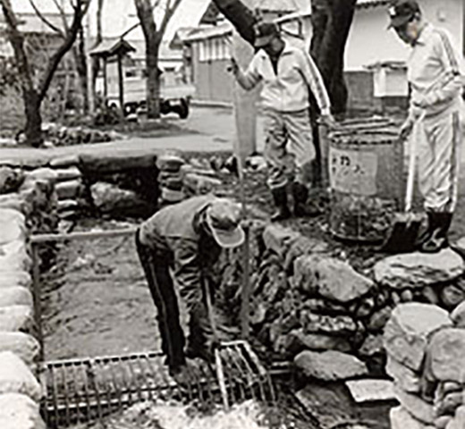 1983年（昭和58）に雄川堰を清掃する地元住民
