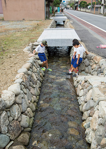 雄川堰で遊ぶ子どもたち