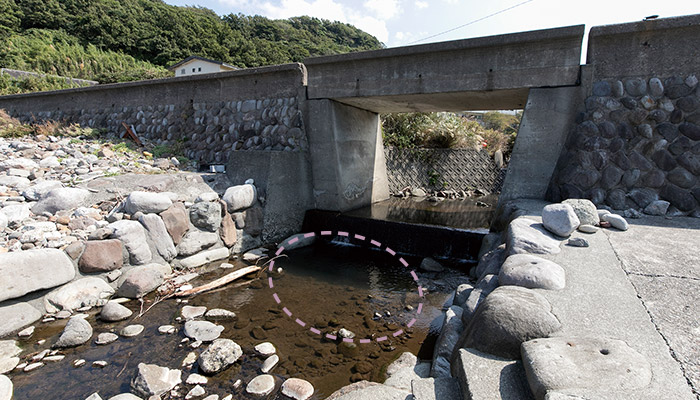 川（破線部分）を洗い場にする下村港の清藤浜