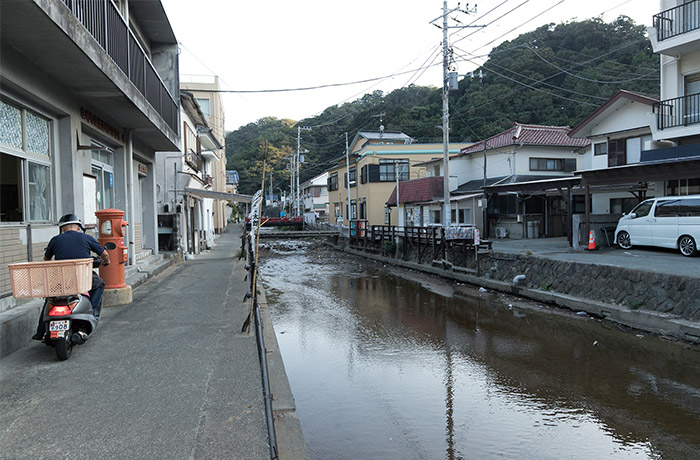 雲見港の太田川沿いにある民宿街