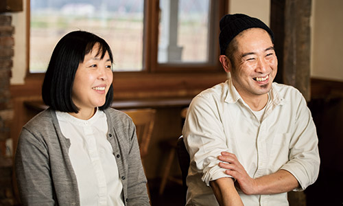 斉藤裕樹さん（右）と奥泉富士子さん（左）。敷地内の納屋を改修してミニシアターを開く夢も抱いている