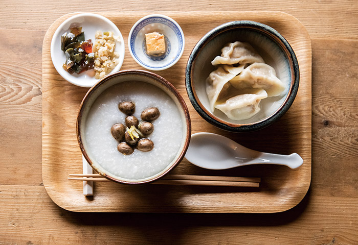 むかごのおかゆと水餃子のセット。おかゆは季節ごとにアレンジしたメニューも用意