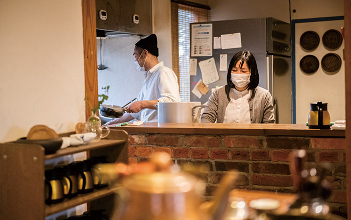 調理する斉藤さんと奥泉さん。家庭料理カフェが農業に専念するため閉店し、この建物を受け継いだ